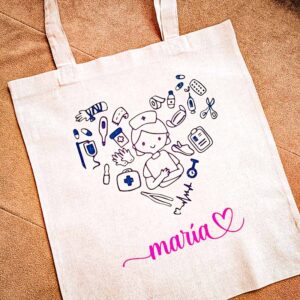 Totebag con vinilo personalizable con diseño de enfermera y nombre María.