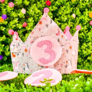 Corona cumpleaños unicornio hecha a mano en tela con velcro ajustable para niños.
