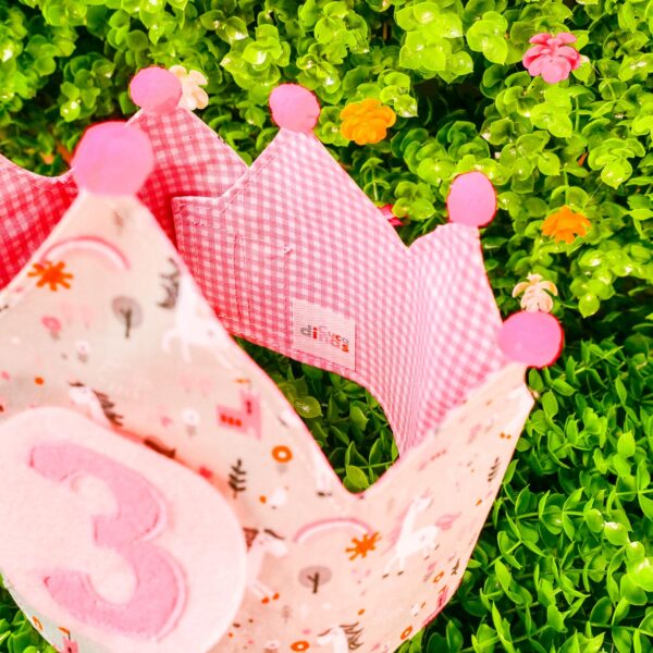 Corona cumpleaños unicornio hecha a mano en tela con velcro ajustable para niños.