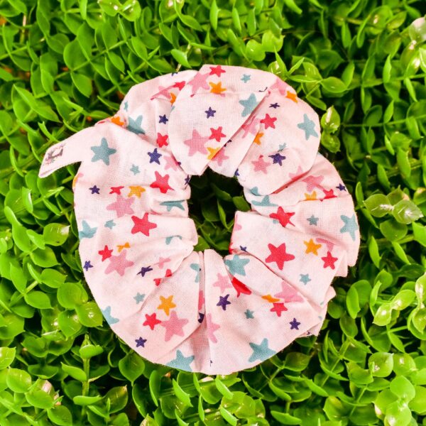 Scrunchies de tela hechos a mano – Colores y estampados variados - Imagen 4