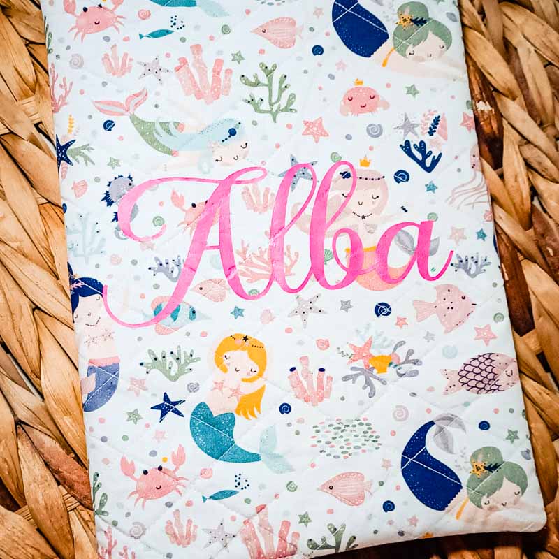 Portadocumentos personalizado con nombre y estampado de sirenas para bebé.