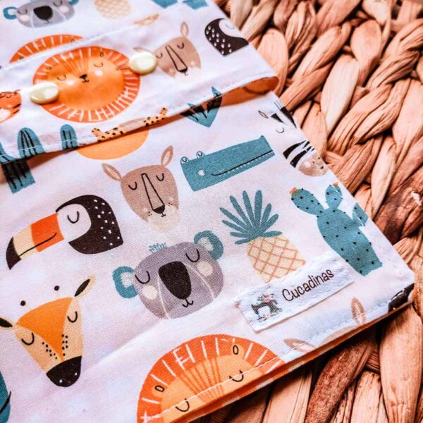 Portapañales con diseño de animales y cierre seguro - Imagen 2